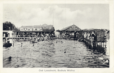 13409 Gezicht op de afscheiding van het zwemwater en de kleedhokjes van het openluchtzwembad Badhuis Wolfrat te ...